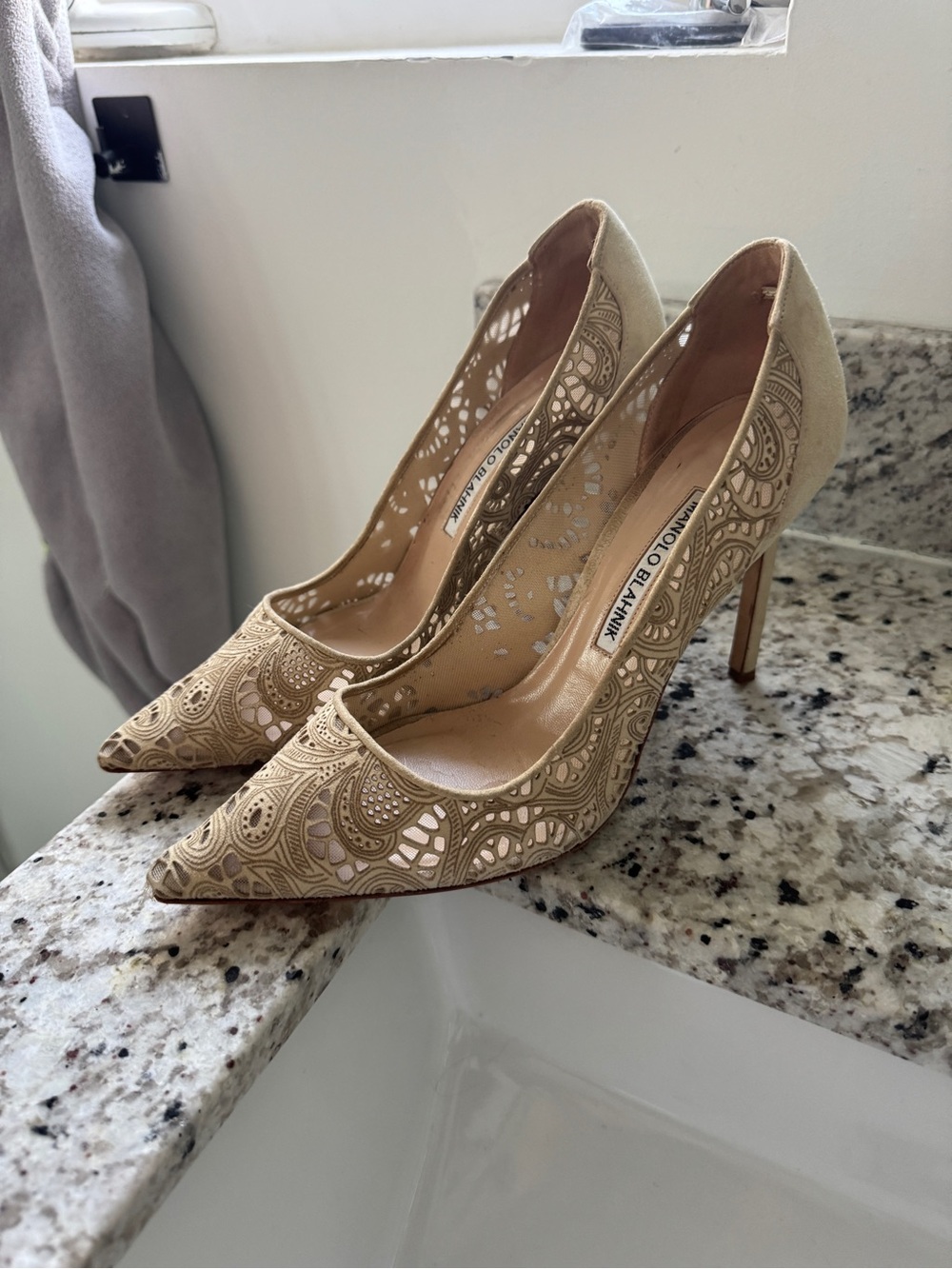 Manolo Blahnik BB Nude Lace Pointed-Toe Pumps 38.5